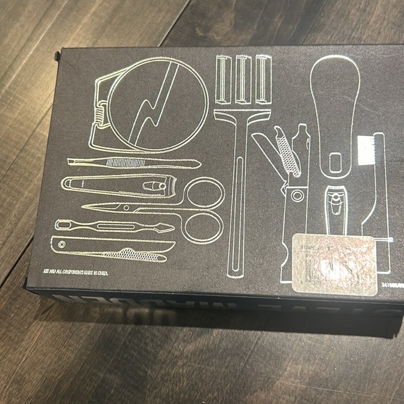 Steve Madden manicure set - Picture 3 of 3